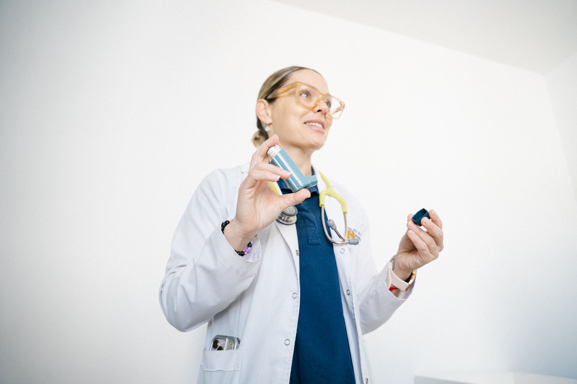 Una médica del Sanatorio Santa Fe explica un tratamiento con un inhalador durante la consulta