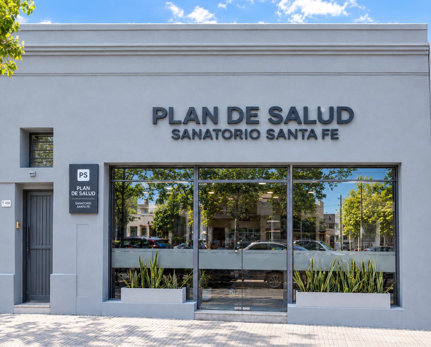 Frente de la sede del Plan de Salud del Sanatorio Santa Fe en San Luis 3085, con el cartel sobre la fachada y la vidriera del local